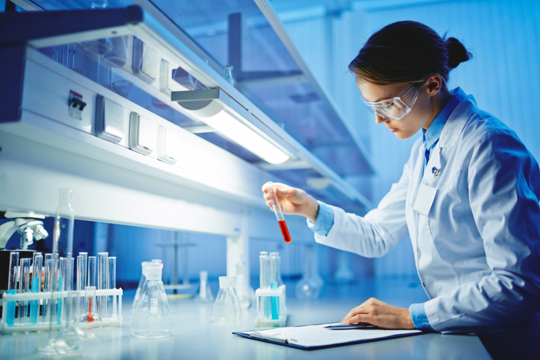 RS7731_sy_woman_working_lab_cl_A46624341_clean_2017-scr
