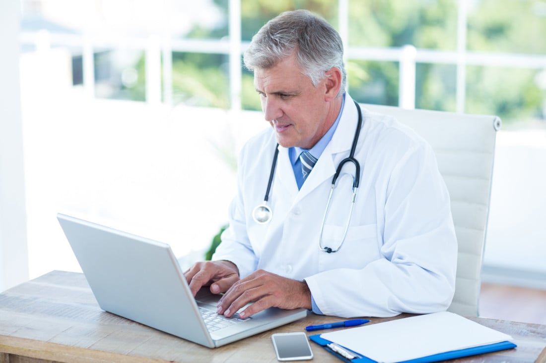 RS7815_sy_senior_doctor_cl_5825664_2017-scr