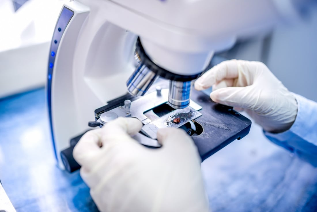 RS6418_sy_scientist_hands_microscope_sh_234586750_clean-scr-1