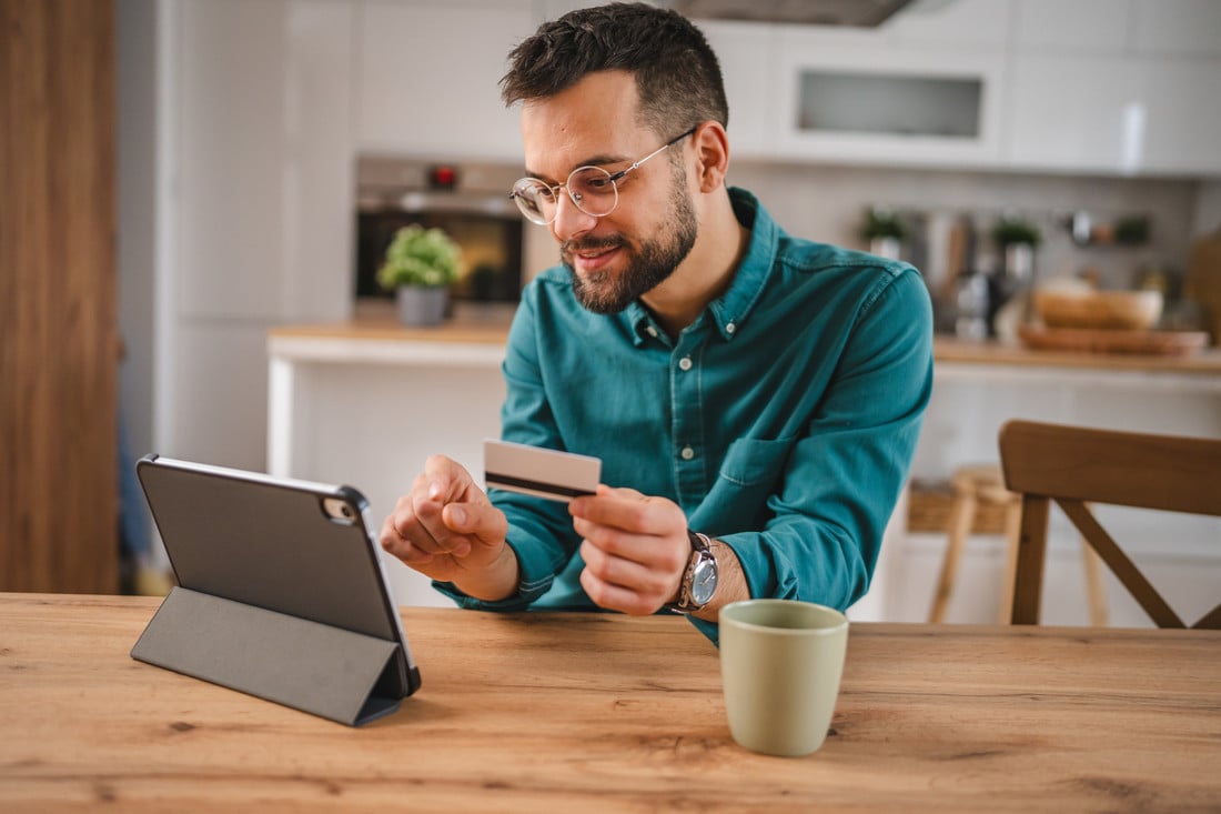 homme-paiement-tablette