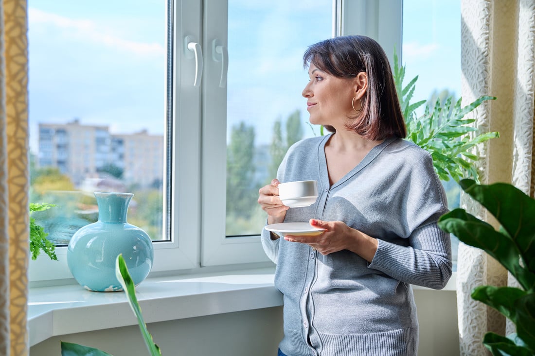 femme-café-fenêtre