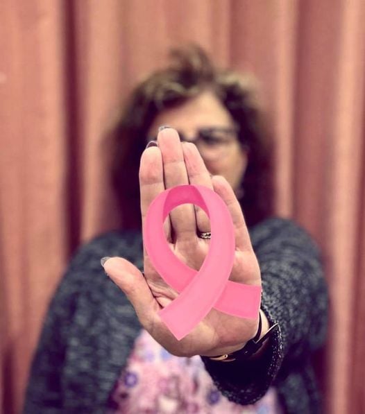 cancer-sein-ruban-rose-femme-main-prevention