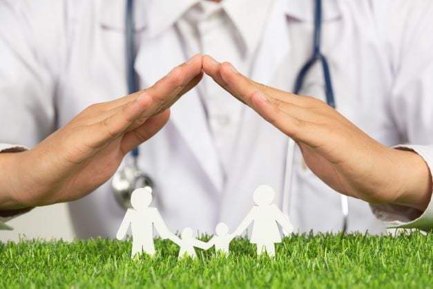 close-up-picture-doctor-s-hands-posting-symbol-home-family-member-model
