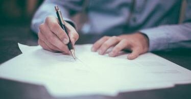 un homme qui remplit des documents administratifs