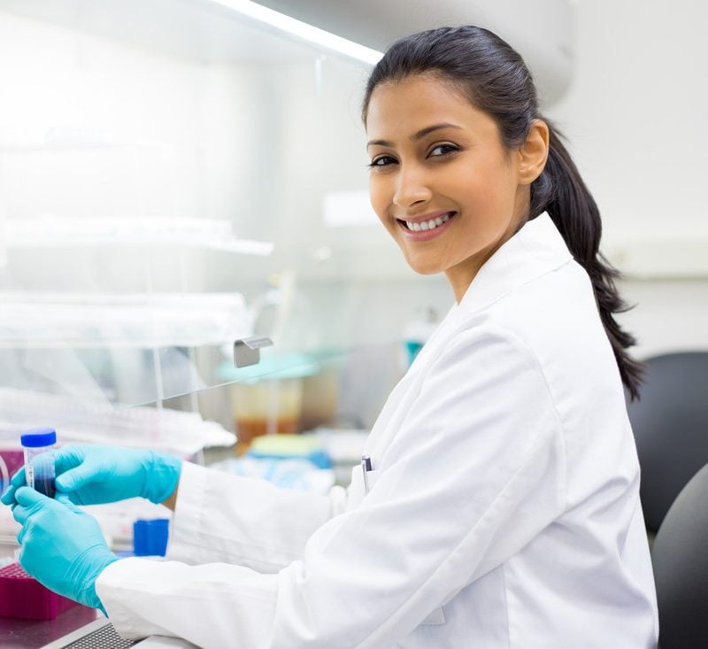 RS6420_sy_scientist_holding_conical_tube_sh_211212433_clean_scr