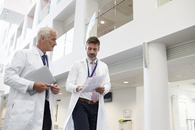 Docteurs-echange_Par_Monkey_Business_AdobeStock_118992448_dd58ddc9a4
