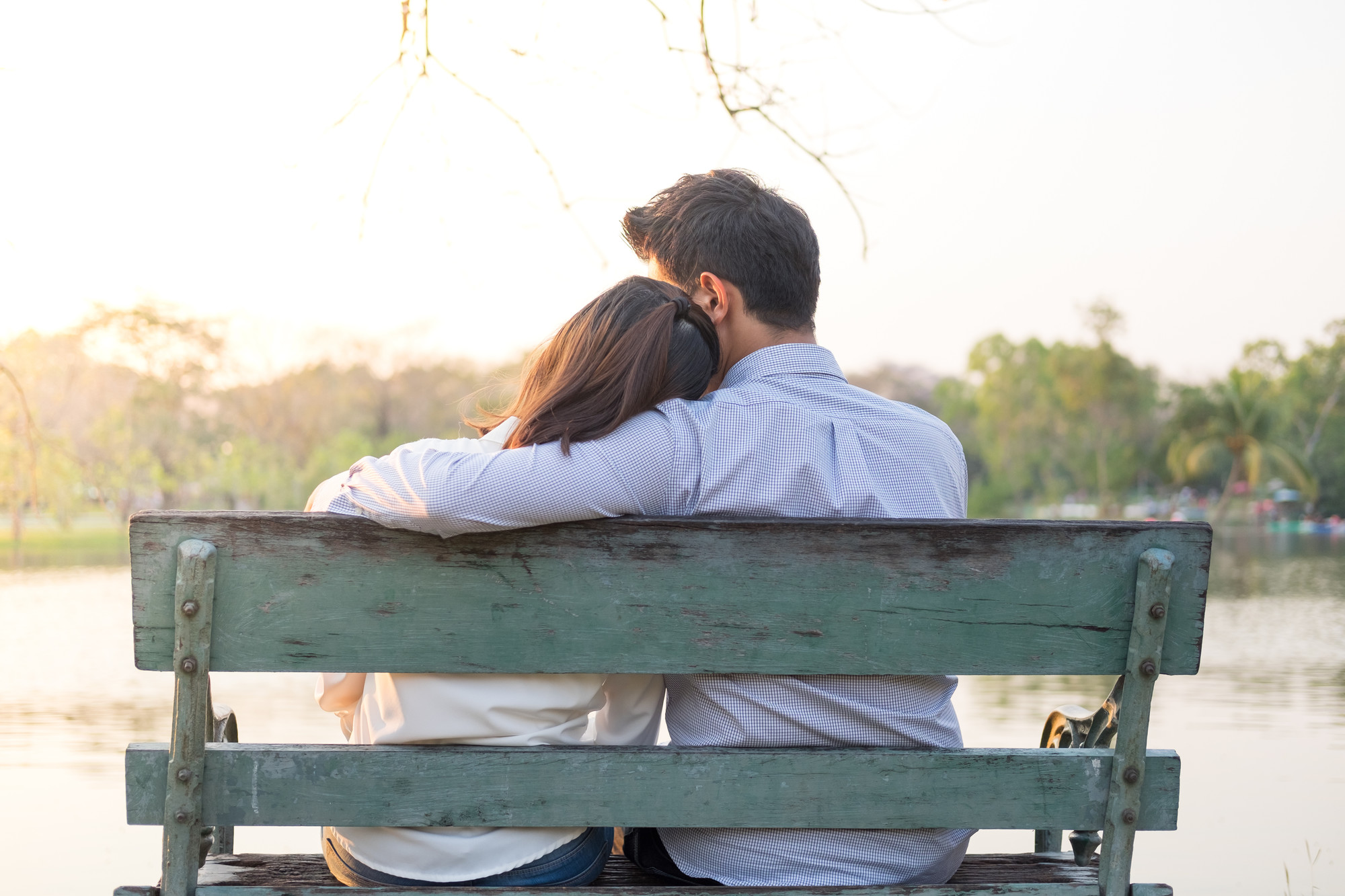 RS8218_sy_girlfriend_and_boyfriend_sitting_on_a_bench_cl_A74782541_clean_2018_lpr
