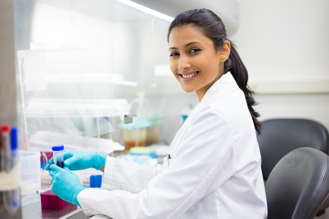 RS6420_sy_scientist_holding_conical_tube_sh_211212433_clean_scr