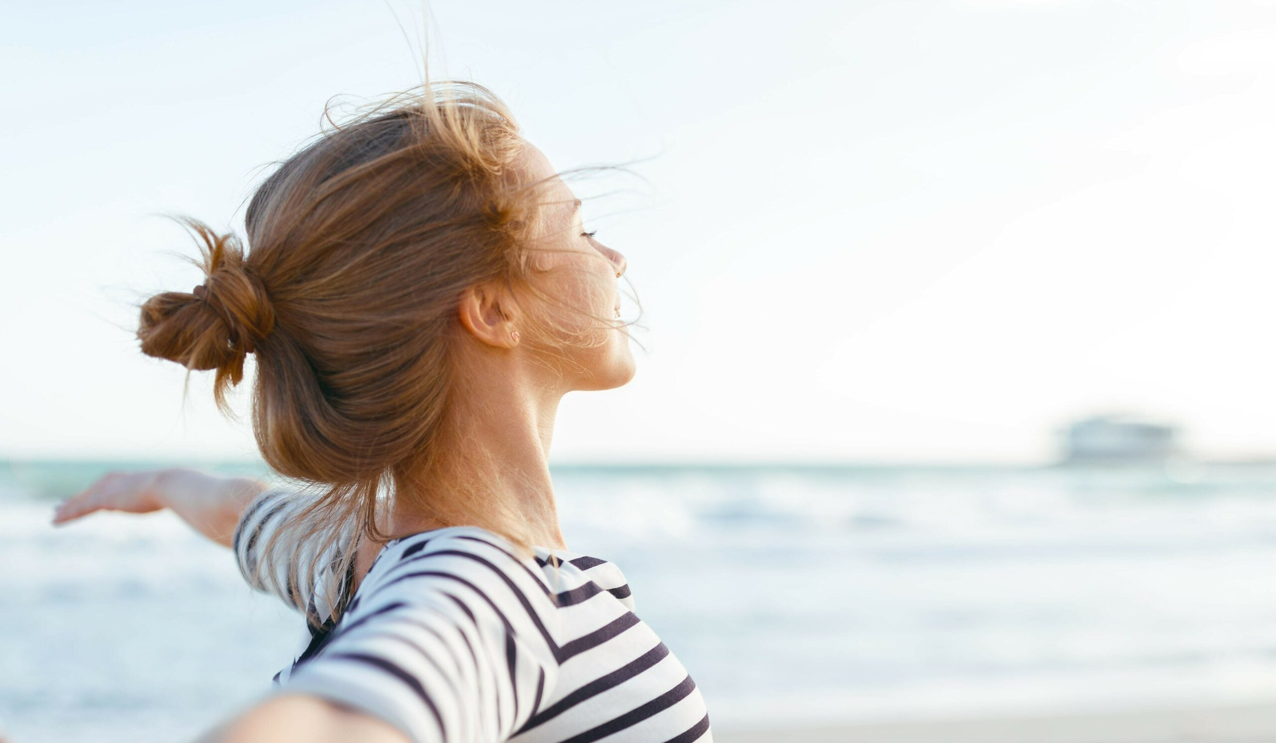 Femme_bras_ouverts_plage_light