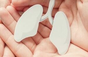 La tuberculose - Mains jointes portant un mini poumon imprimé en 3D