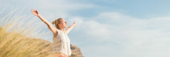 La vitamine D Prevention et bien-être -Femme qui écarte les bras en face de la plage