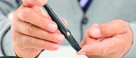 Nos articles médicaux - Diabète - Homme avec une cravate qui réalise un test de glycémie