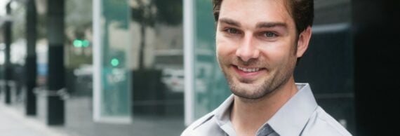 Information biologique continue Un homme en chemise qui sourit