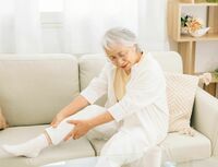 Dénutrition protéino-énergétique Nos articles médicaux - une personne âgée souffrant au niveau du molet