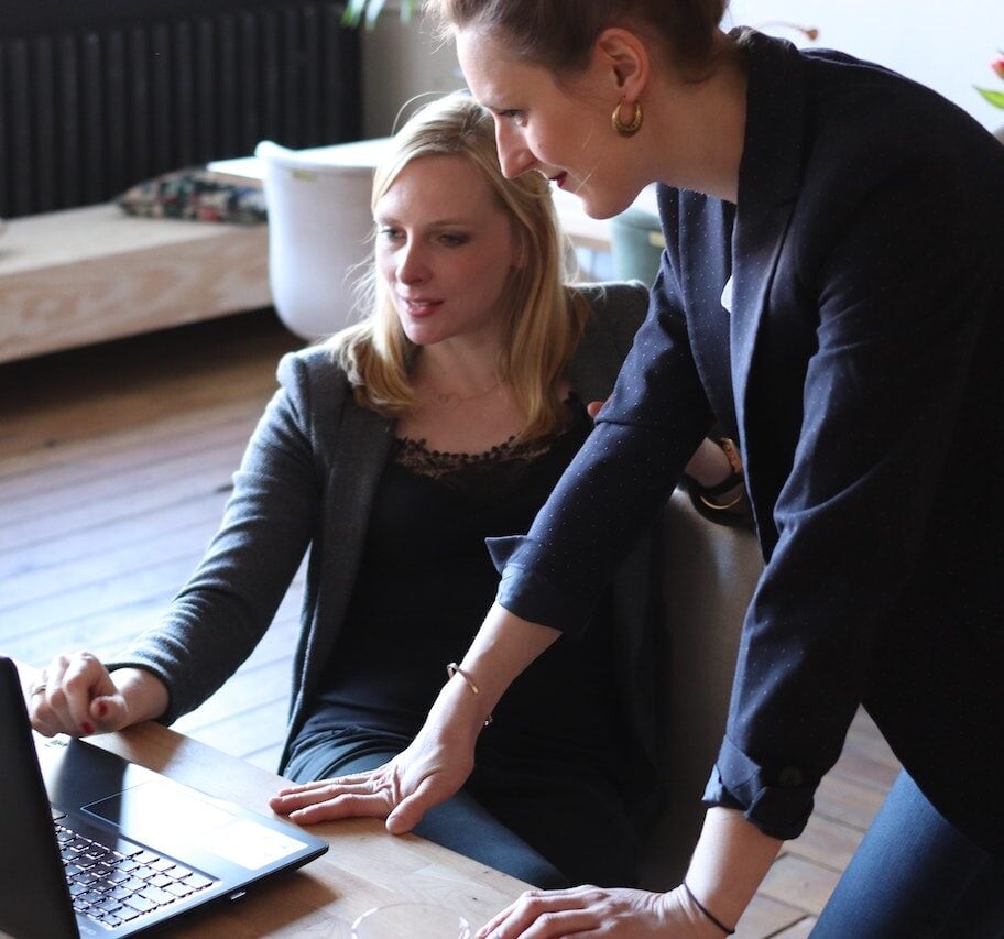 manageuses-collaborant-sur-un-projet