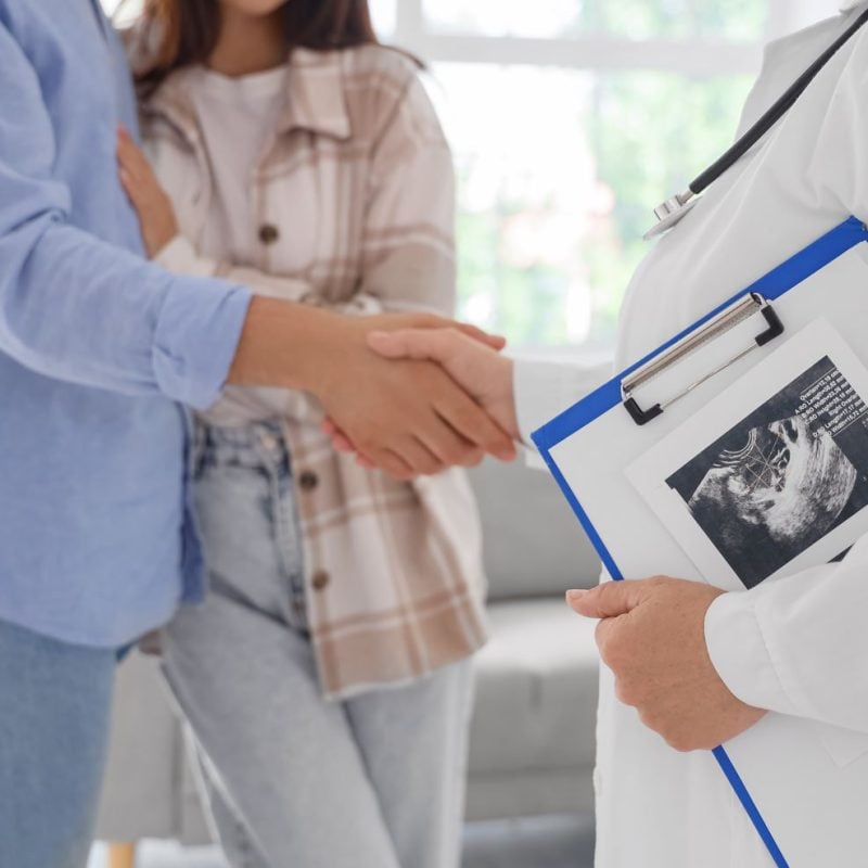 Couple_echographie_medecin